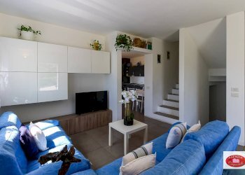 Zona giorno con accesso al piano superiore e inferiore - Villa Via Dei Siri
 
131, Albisola Superiore - foto 27