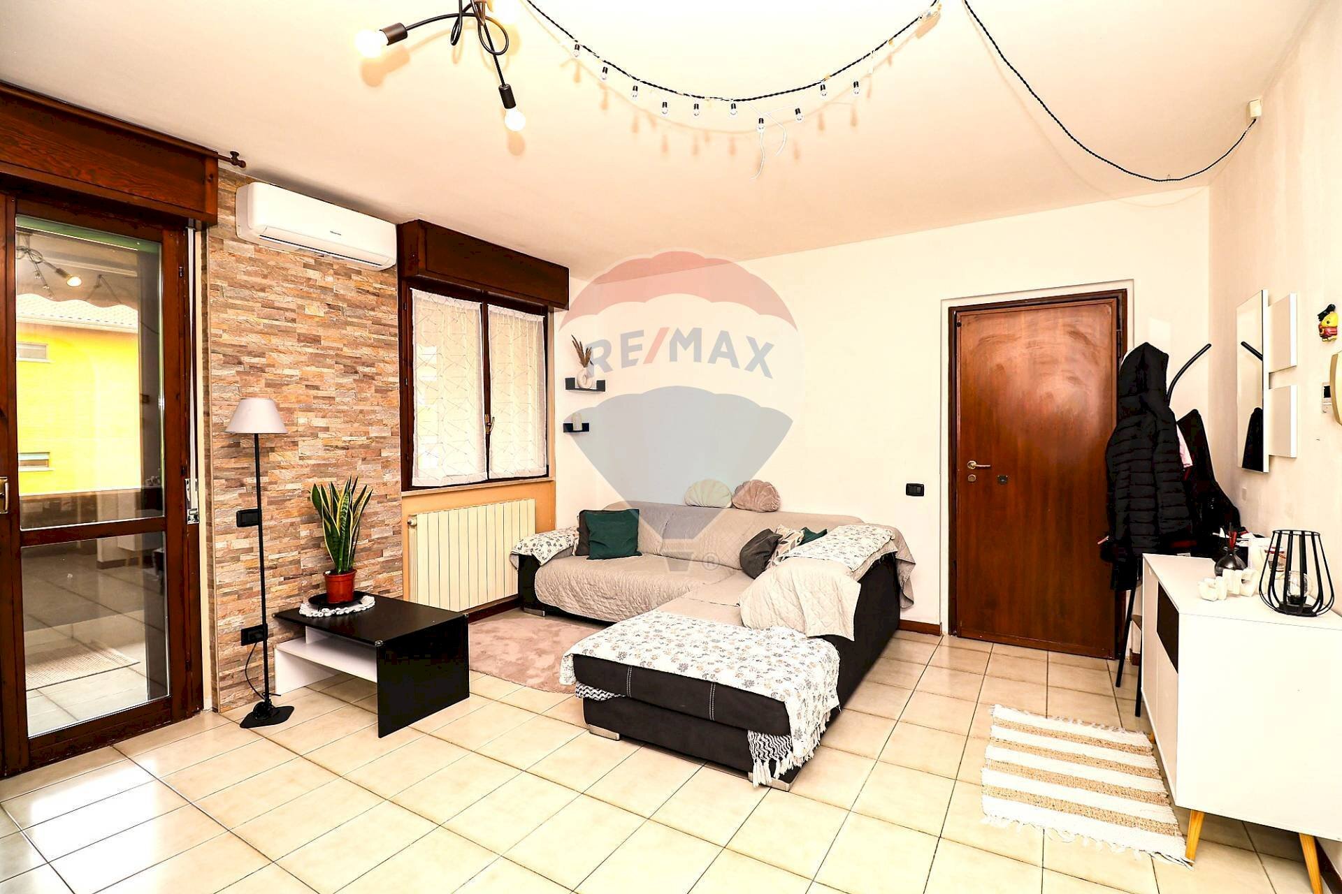 Soggiorno - Quadrilocale Via Ugo Foscolo
 
2, Gemonio - foto 2