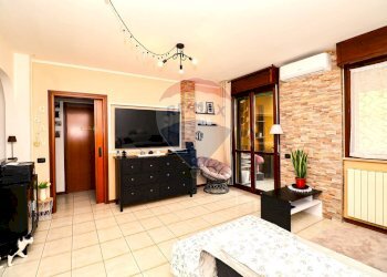 Soggiorno - Quadrilocale Via Ugo Foscolo
 
2, Gemonio - foto 4