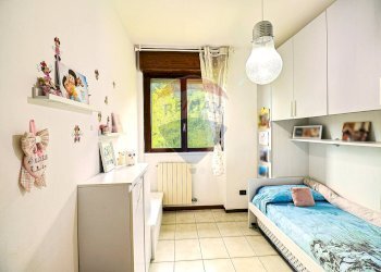 Camera / camera da letto - Quadrilocale Via Ugo Foscolo
 
2, Gemonio - foto 15