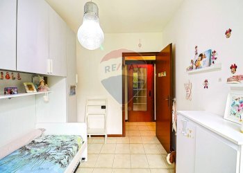 Camera / camera da letto - Quadrilocale Via Ugo Foscolo
 
2, Gemonio - foto 16