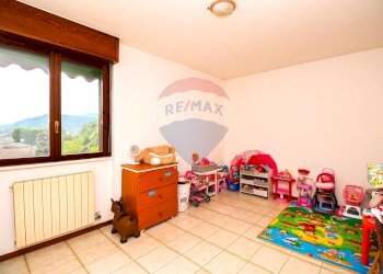 Camera / camera da letto - Quadrilocale Via Ugo Foscolo
 
2, Gemonio - foto 17