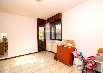 Camera / camera da letto - Quadrilocale Via Ugo Foscolo
 
2, Gemonio - foto 18