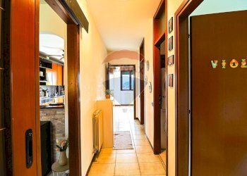 Hall / corridoio - Quadrilocale Via Ugo Foscolo
 
2, Gemonio - foto 24