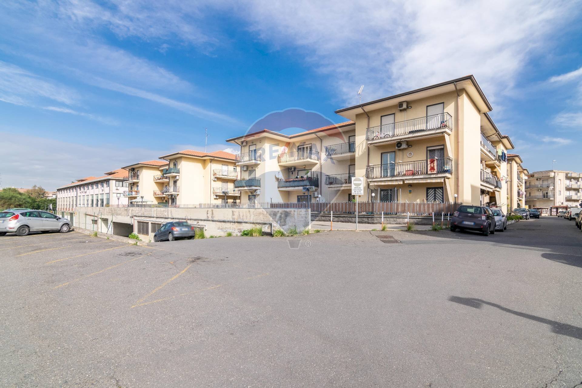 Edificio all\'aperto - Locale Commerciale Via Nazionale
 
5, Motta Sant'Anastasia - foto 1