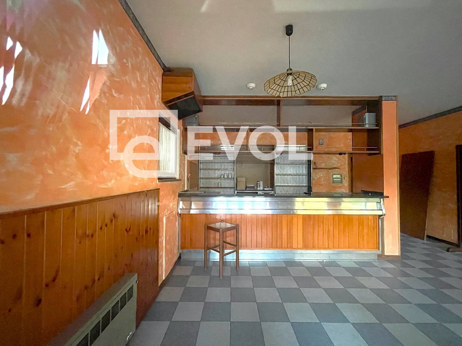 Foto 2 - Locale Commerciale Piazza Dedicata ai Caduti per la Libertà, Castelnovo del Friuli - foto 2