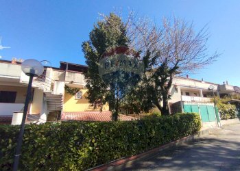 Edificio all\'aperto - Trilocale LA GRANDE QUERCIA NUOVA
 
15, Vinchiaturo - foto 1