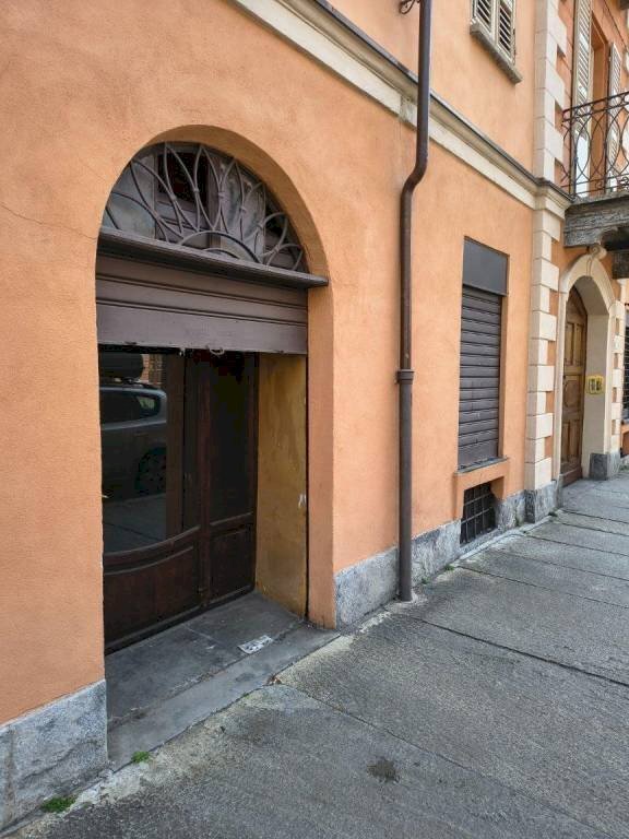 Facciata - Negozio via Franco Andrea Bonelli, 7, Cuneo (zona Centro) - foto 1
