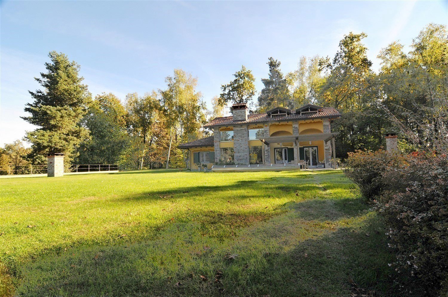 Magnifica villa in vendita ad Agrate Conturbia - villa con giardino  - Villa Agrate Conturbia - foto 2