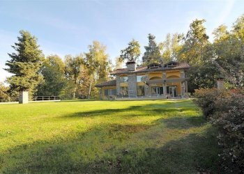 Magnifica villa in vendita ad Agrate Conturbia - villa con giardino  - Villa Agrate Conturbia - foto 2