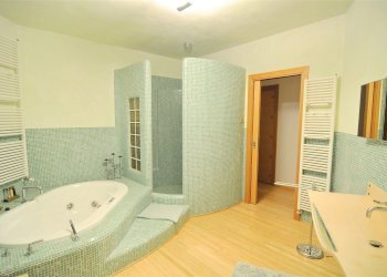 Magnifica villa in vendita ad Agrate Conturbia - bagno con vasca  - Villa Agrate Conturbia - foto 12