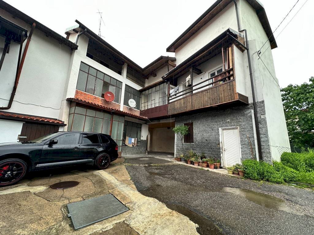 Facciata - Trilocale via San Giulio, 74, Cassano Magnago - foto 1