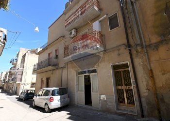 Edificio all\'aperto - Casa indipendente Via Varsallona
 
21, Caltagirone - foto 1
