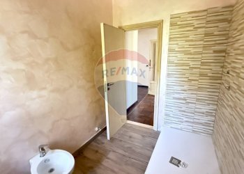 bagno con box doccia - Casa semi indipendente Via Bucci
 
SNC, Vico del Gargano - foto 37