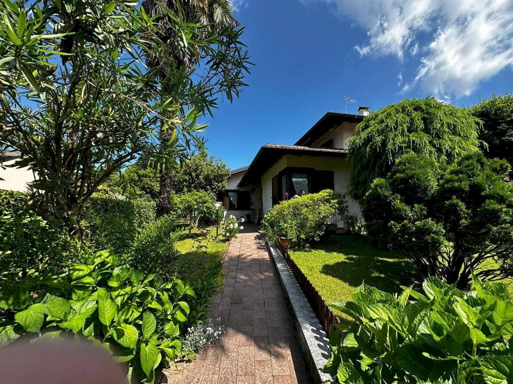 Giardino - Villa via Alessandro Volta, 3, Somma Lombardo - foto 3