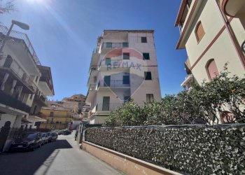 Edificio all\'aperto - Trilocale Via Marsala
 
8, Giardini-Naxos - foto 4