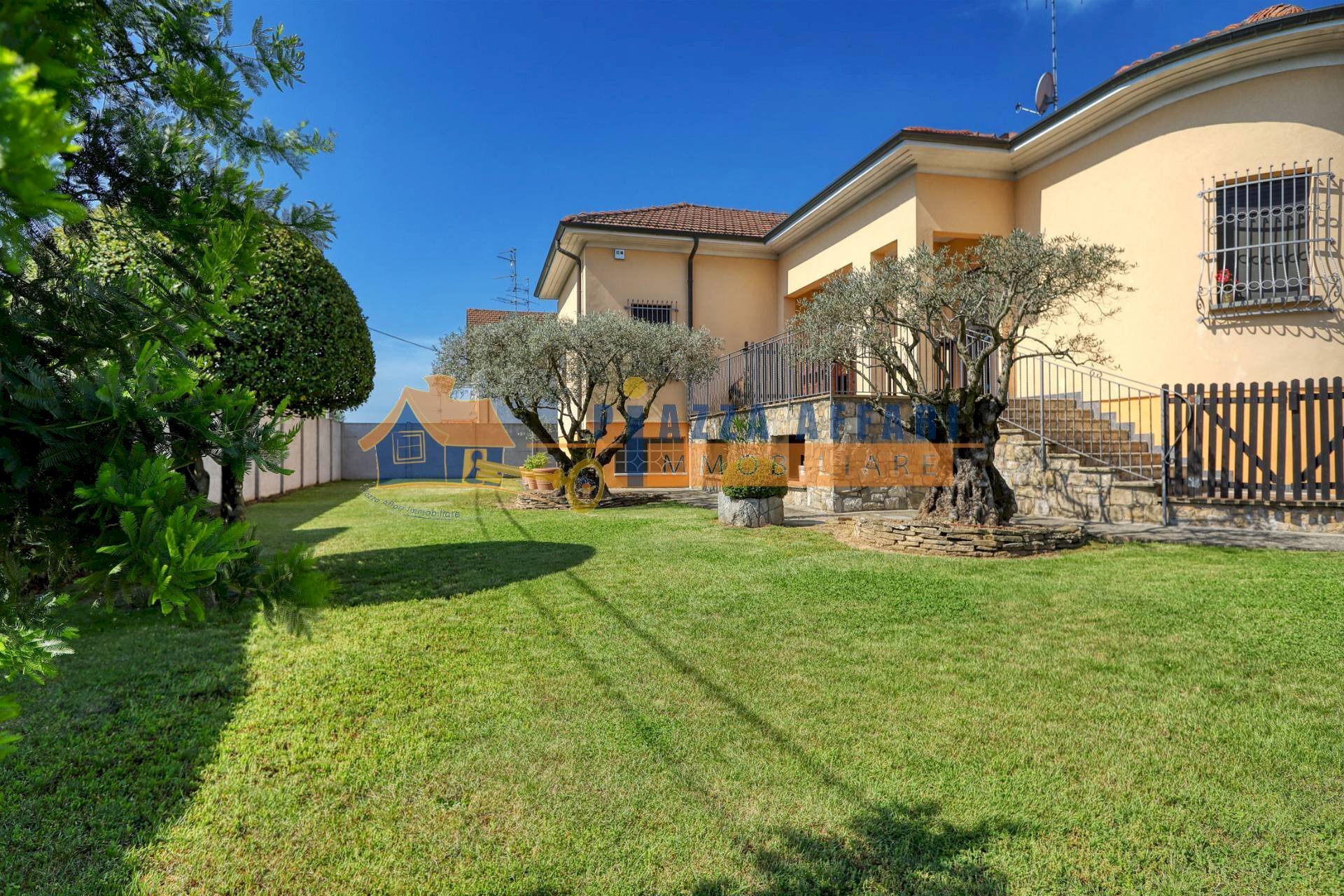 Foto 1 - Villa via C. Battisti, Carnago - foto 1