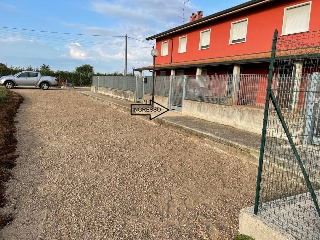 Facciata - Trilocale strada Quistello, Roverbella - foto 1