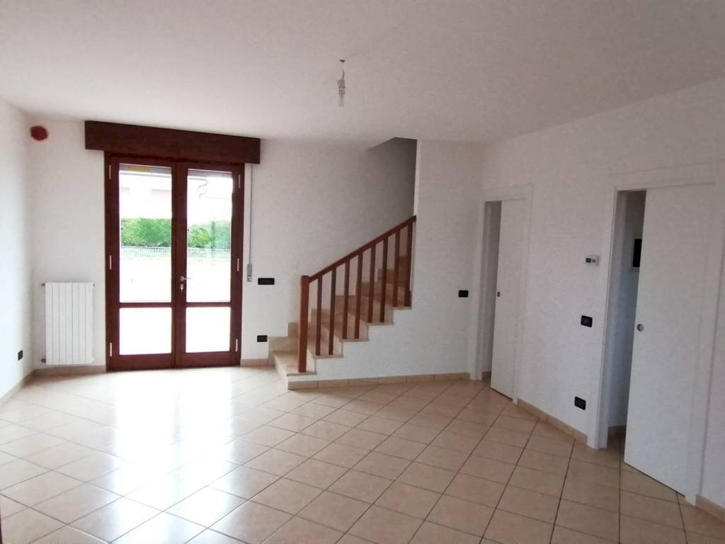 Salone - Trilocale strada Quistello, Roverbella - foto 3