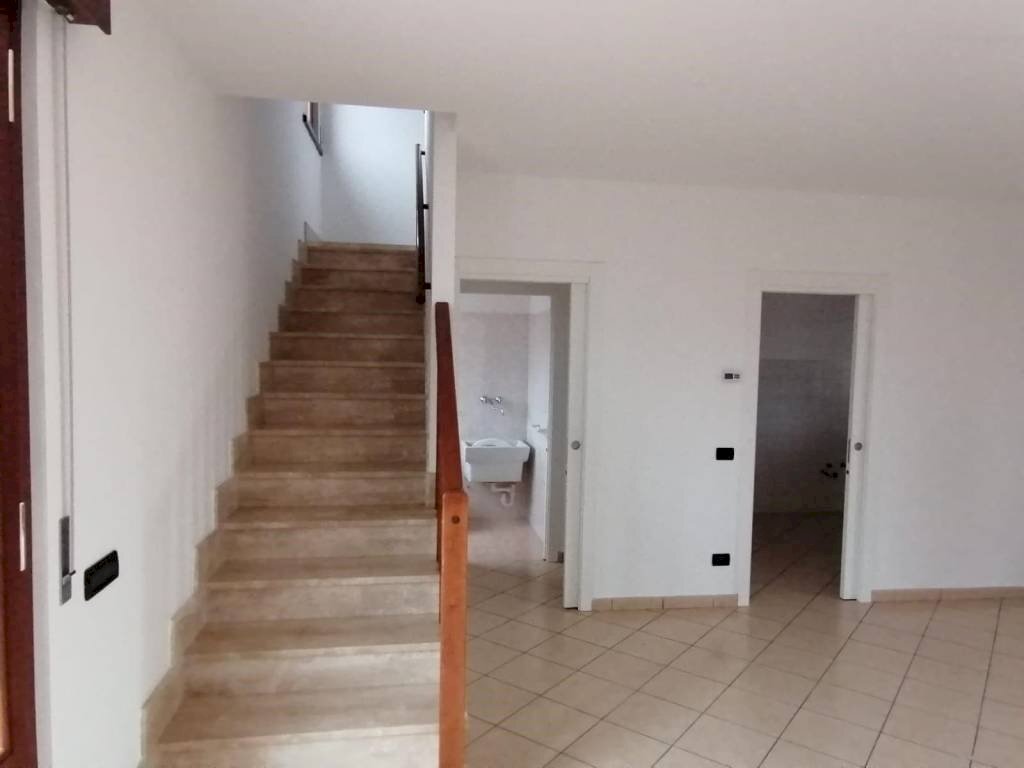 Scala - Trilocale strada Quistello, Roverbella - foto 2