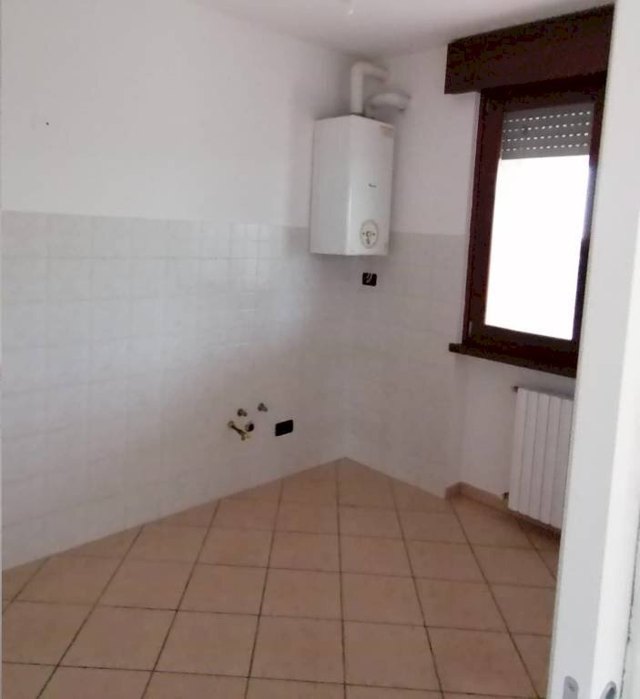 Cucina - Trilocale strada Quistello, Roverbella - foto 3