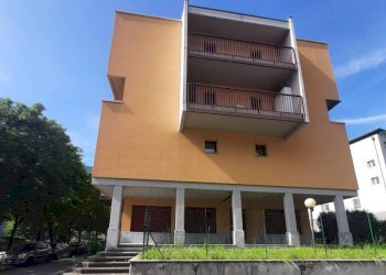 Facciata - Shop via Brigata Alpina Orobica, 27, Sondrio - photo 3