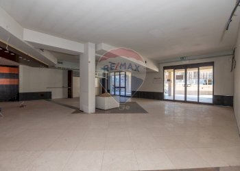 Stanza vuota - Locale Commerciale Via Cannicarao
 
33, Comiso - foto 12