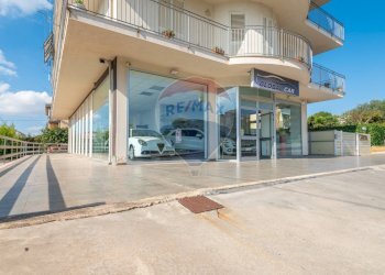 Edificio all\'aperto - Locale Commerciale Via Balatazze
 
snc, Caltagirone - foto 1