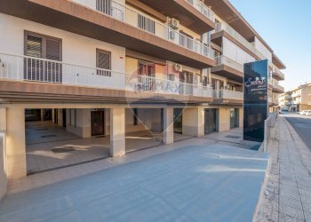 Edificio all\'aperto - Locale Commerciale Via Canicarao
 
33, Comiso - foto 1