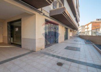 Terrazza - Locale Commerciale Via Canicarao
 
33, Comiso - foto 3