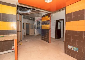 Ricezione / Lobby - Locale Commerciale Via Canicarao
 
33, Comiso - foto 13