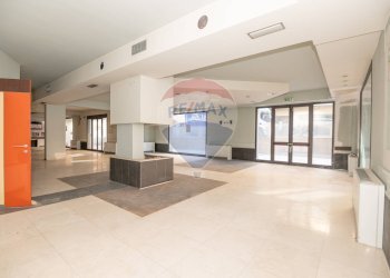 Ricezione / Lobby - Locale Commerciale Via Canicarao
 
33, Comiso - foto 17