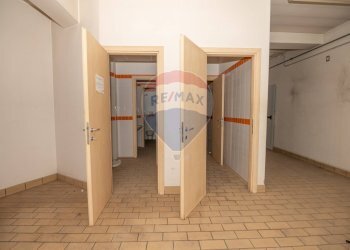 Hall / corridoio - Locale Commerciale Via Canicarao
 
33, Comiso - foto 29