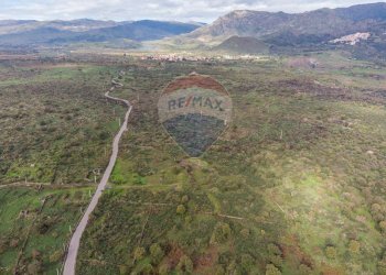 Vista delle montagne - Terreno agricolo CONTRADA NEMMI TORRE GUARINO
 
SNC, Castiglione di Sicilia - foto 11