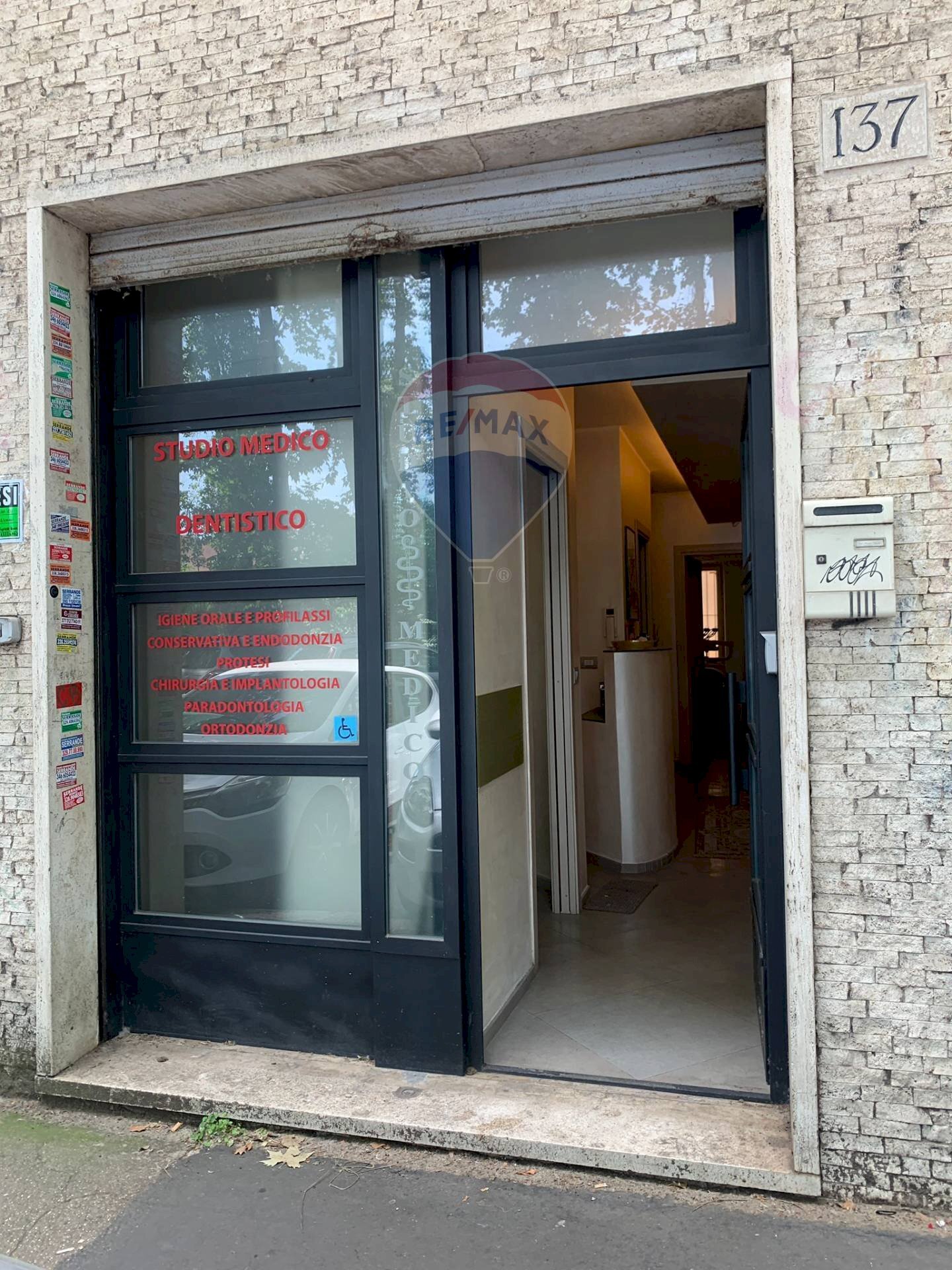 Edificio all\'aperto - Locale Commerciale Via Valsolda
 
137, Roma - foto 1