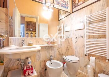 Bagno con Finestra e Vasca - Apartment Via Domenico Vernagalli, Pisa - photo 12