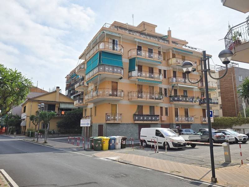 Four-room apartment Via Dante Reale, Borghetto Santo Spirito - photo 1