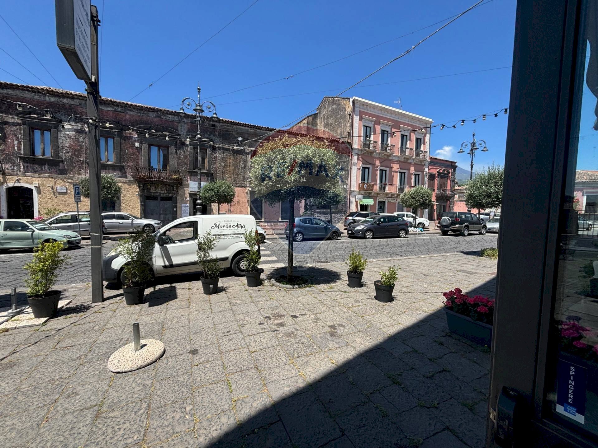 Edificio all\'aperto - Locale Commerciale piazza don diego
38, Pedara - foto 2