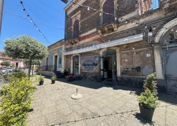 Casa all\'aperto - Locale Commerciale piazza don diego
 
38, Pedara - foto 1