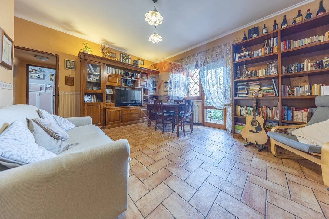 Sala da pranzo - Trilocale VIA DELLA RUSTICA
 
336, Roma - foto 1