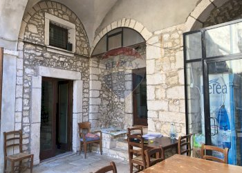 Sala da pranzo - Locale Commerciale via castello
 
6, Vico del Gargano - foto 1