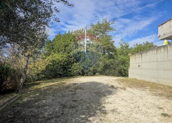 Giardino - Casa semi indipendente Via Valle Monte
 
1, Spoltore - foto 30