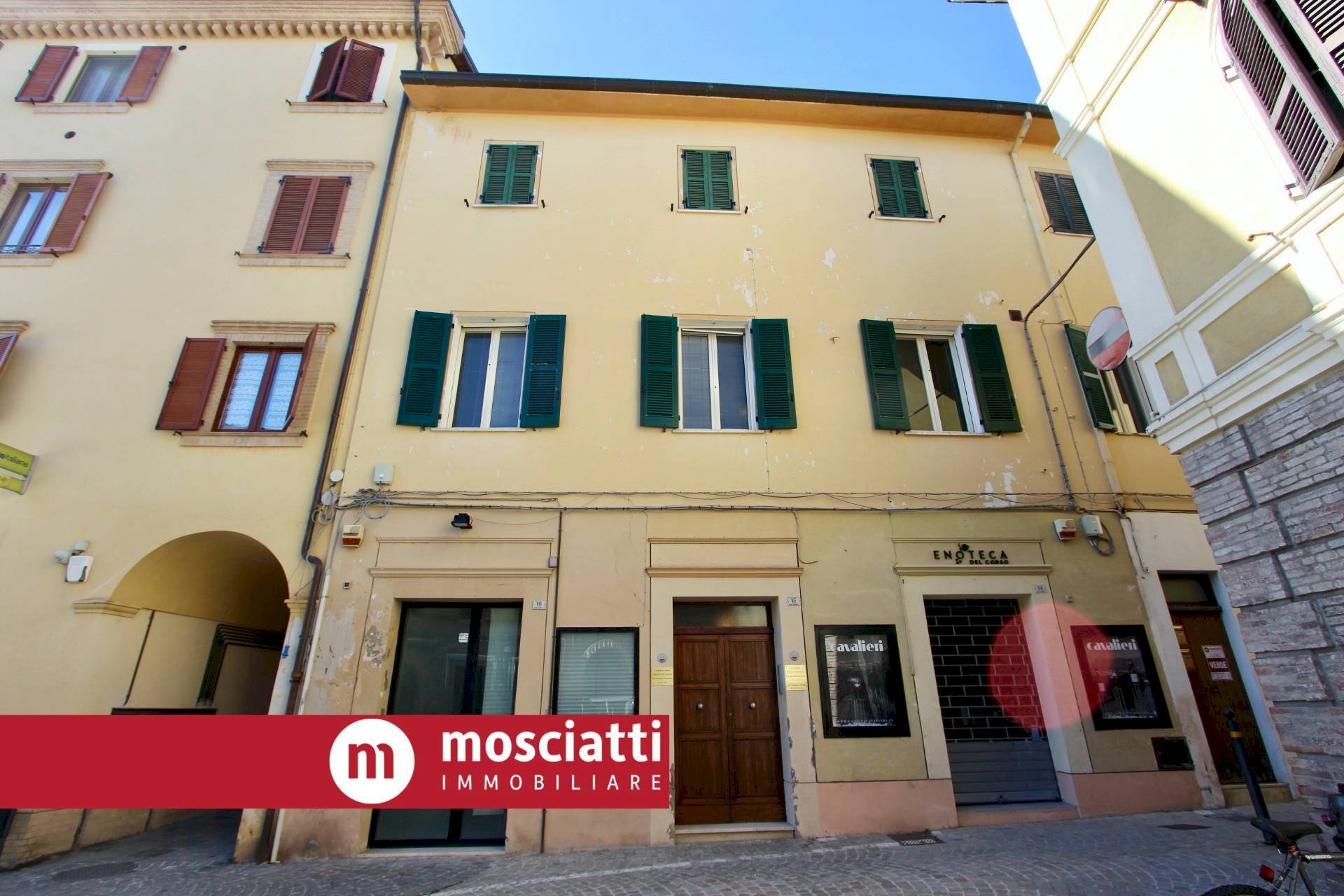 Foto 1 - Locale Commerciale Piazza Garibaldi
 
16, Matelica - foto 1