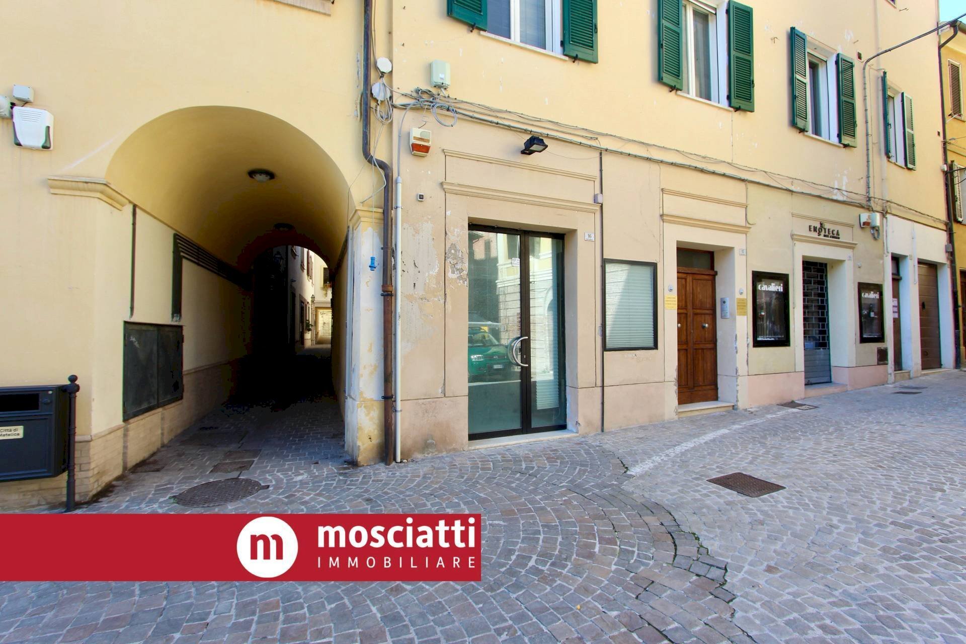 Foto 2 - Locale Commerciale Piazza Garibaldi
 
16, Matelica - foto 2