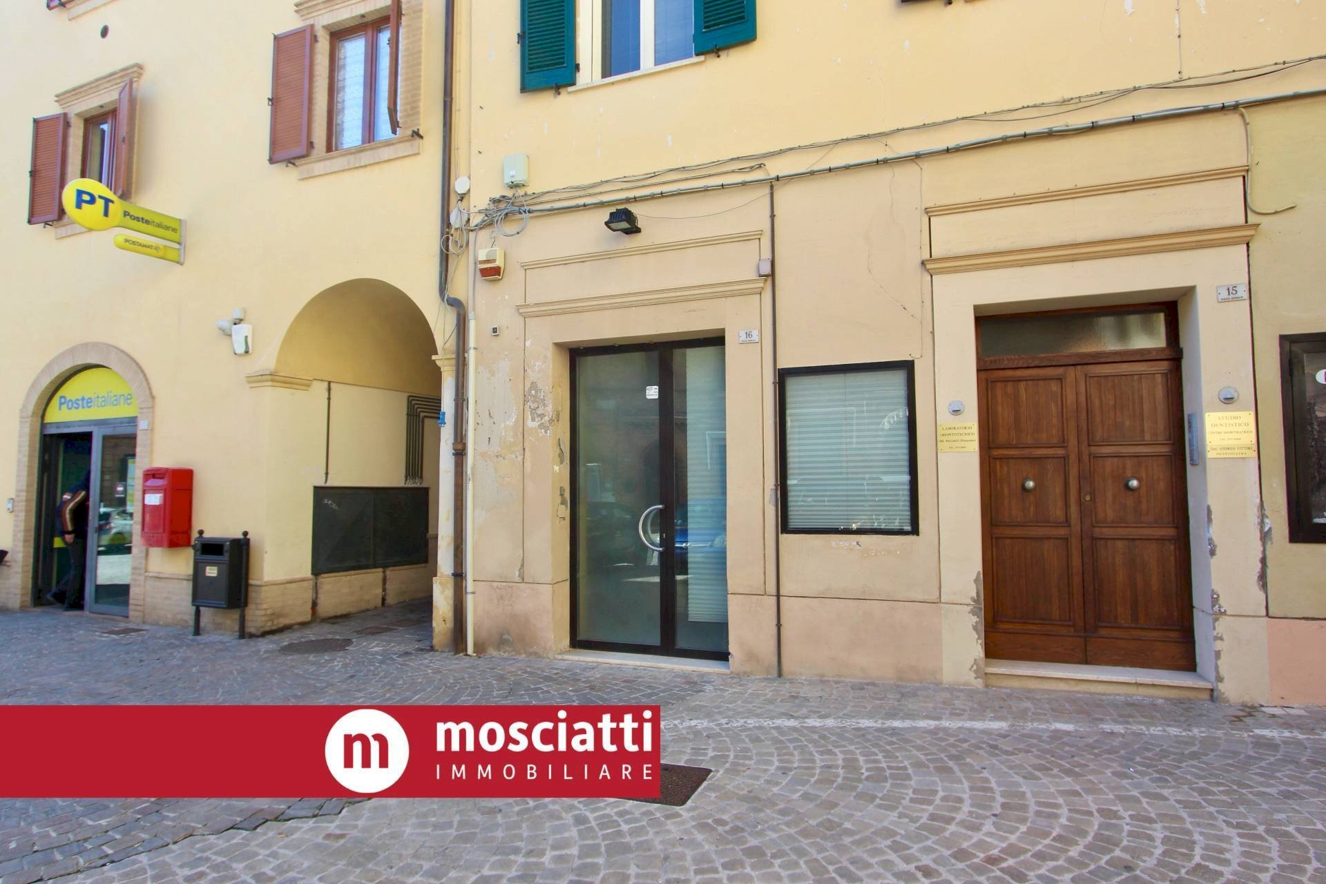 Foto 3 - Locale Commerciale Piazza Garibaldi
 
16, Matelica - foto 3