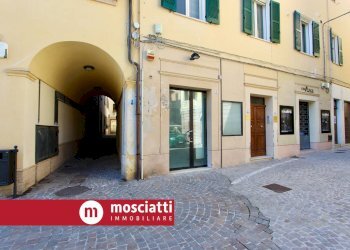 Foto 2 - Locale Commerciale Piazza Garibaldi
16, Matelica - foto 2