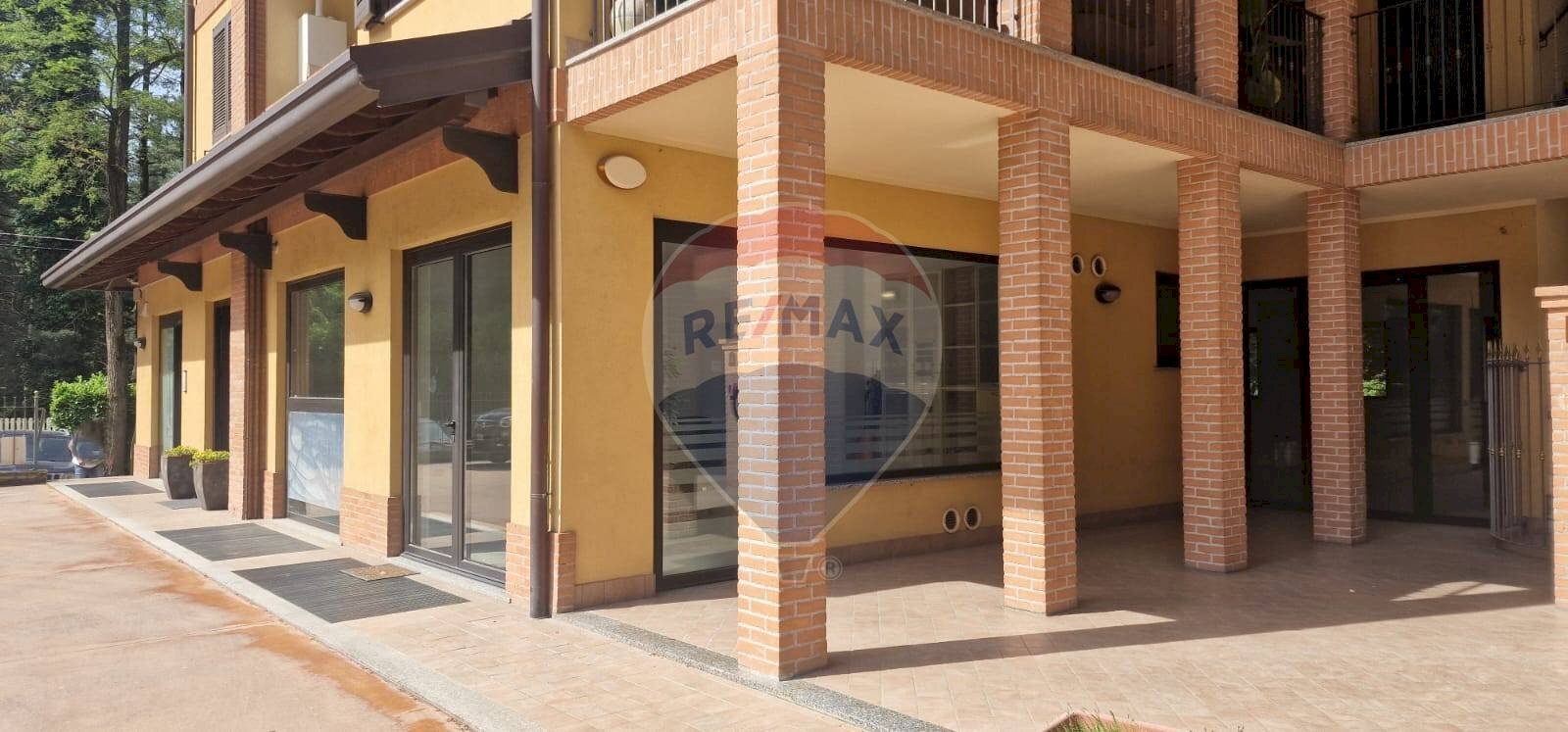 Edificio all\'aperto - Negozio Via Luciano Manara
 
2, Arsago Seprio - foto 1