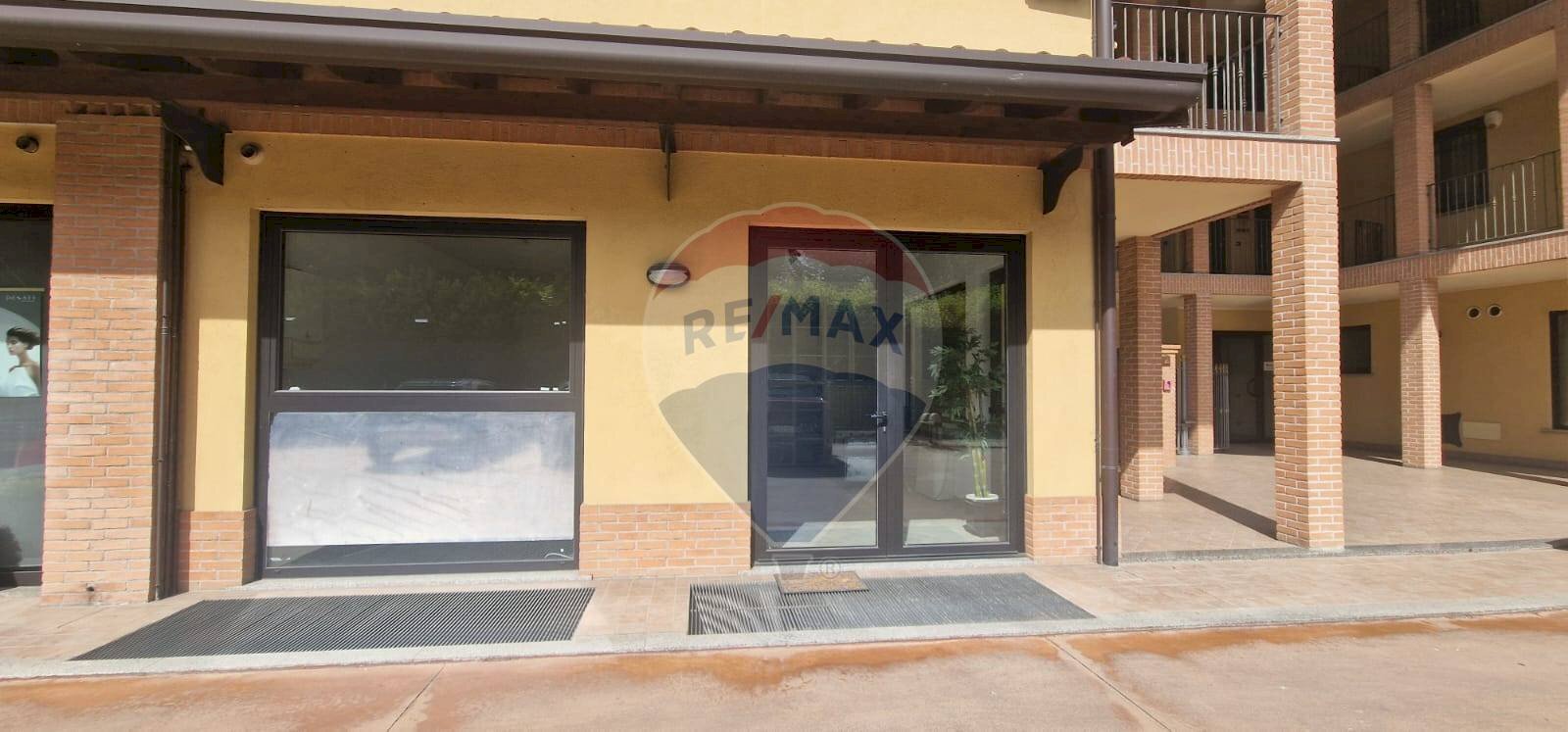 Edificio all\'aperto - Negozio Via Luciano Manara
 
2, Arsago Seprio - foto 2