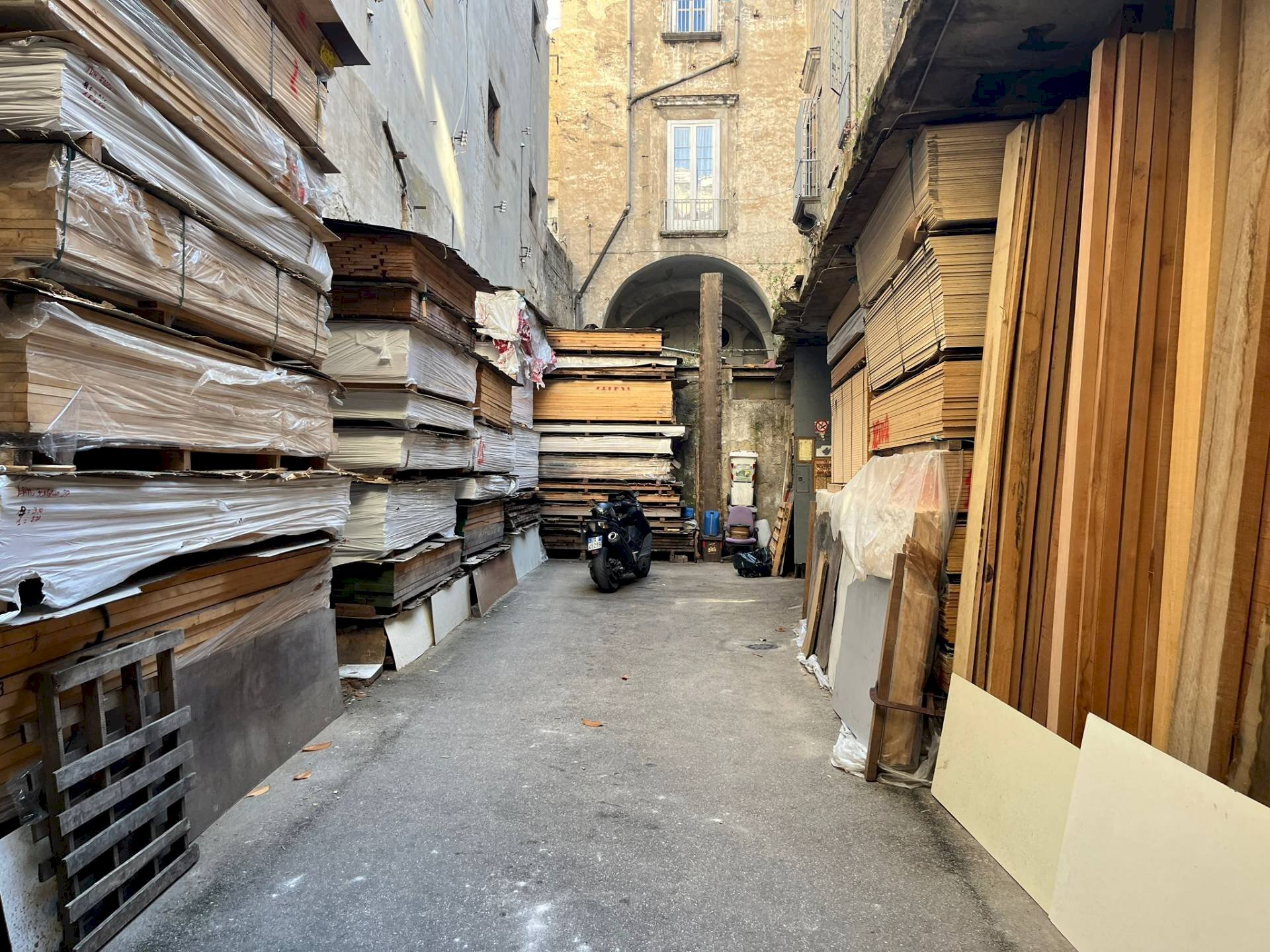 Foto 1 - Magazzino VIA SANTA MARIA DEL POZZO
 
42A, Napoli - foto 1