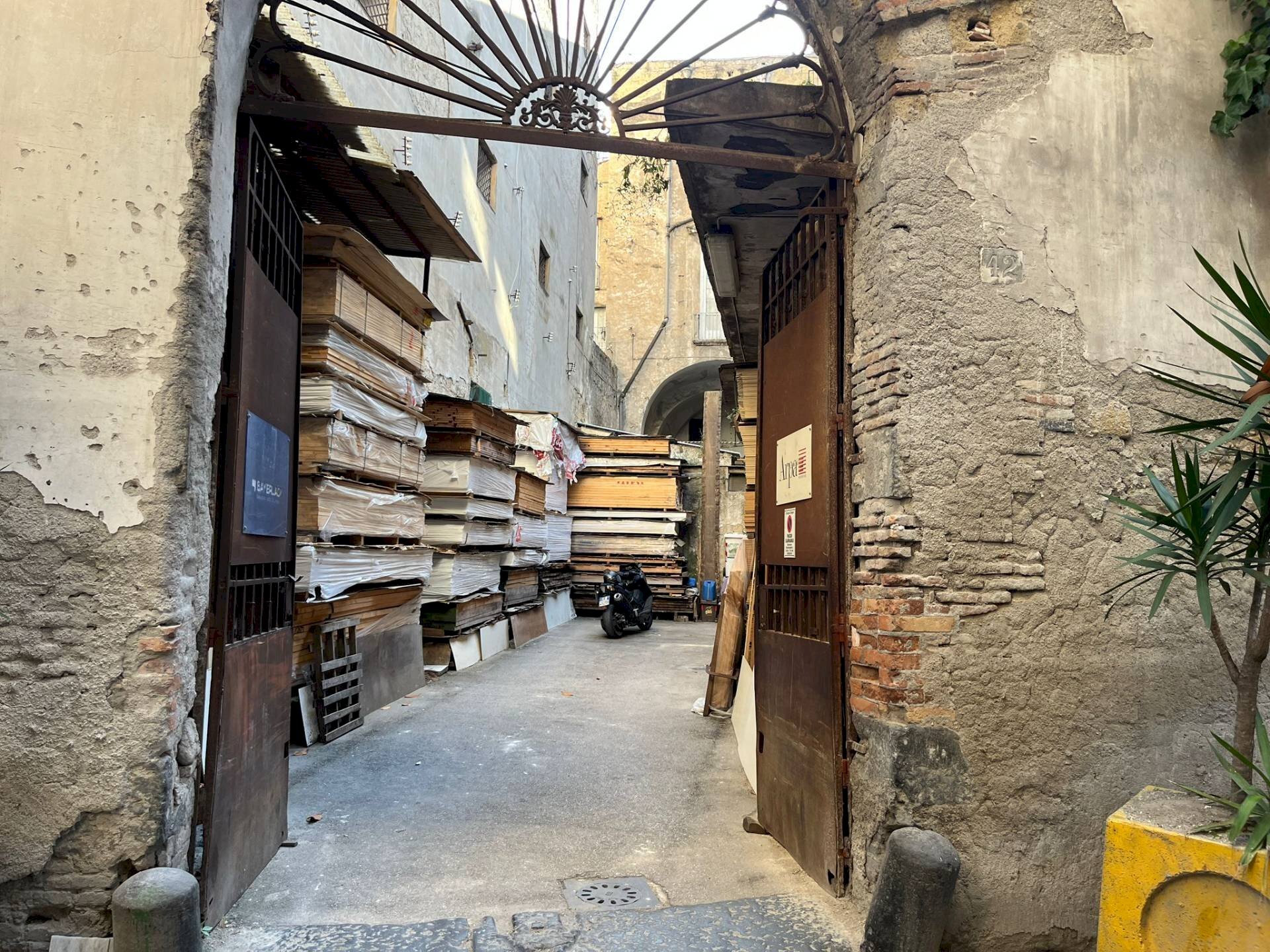 Foto 2 - Magazzino VIA SANTA MARIA DEL POZZO
 
42A, Napoli - foto 2